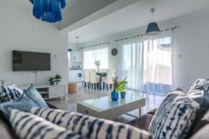 Gallery image of MAKENZY Seaview PENTHOUSE in Larnaka