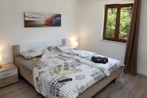 Un pat sau paturi într-o cameră la Residence Villa Fiore Portorož