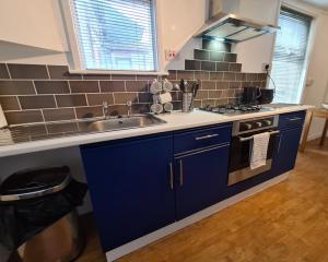 A kitchen or kitchenette at Ty Morgan's Apartments 