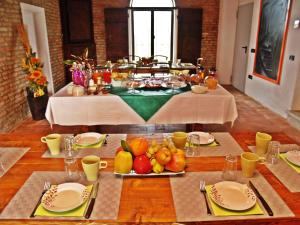 a table with a plate of fruit on it at R&B Locanda Le Bighe in Cona