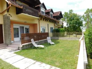 two chairs in the yard of a house at Balatonpart-lak in Balatonfenyves