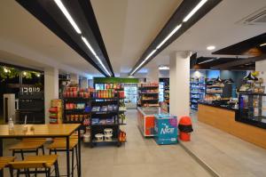 Supermarket nebo jiné obchody v  apartmánu nebo okolí