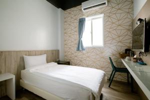 馬公市的住宿－星空鯨魚民宿，一间小卧室,配有床和窗户