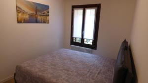 un dormitorio con una cama y una ventana en CASA MODERNA A DUE PASSI DA RIALTO, en Venecia