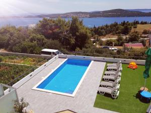 Výhled na bazén z ubytování Villa Confido Luxury Apartment 01 nebo okolí