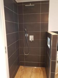 baño con ducha con manguera en la pared en Staufenalpe Hohenstaufen, en Göppingen