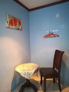 uma mesa e uma cadeira num quarto em MIRAMAR HOTEL em Sibu