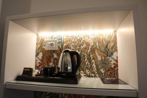 eine Kaffeemaschine auf einem Regal in einer Wand in der Unterkunft B&B Raponsoli in Tropea