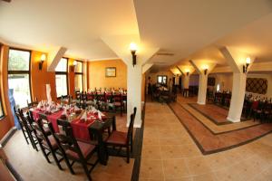 a restaurant with tables and chairs in a room at Hotel Baia Rosie Resort in Slănic