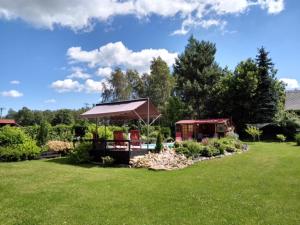 een tuinhuisje in een tuin met groen gras bij Pension Novy Den in Albrechtice
