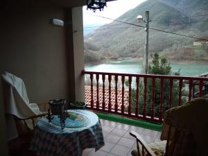 balcón con mesa y vistas al río en El nido del Raitan, en Tanes