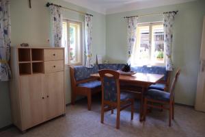 comedor con mesa de madera y sillas en Ferienhaus Dobernigg, en Sankt Jakob im Rosental