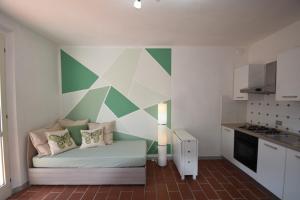 a bedroom with a bed with a geometric wall at Bilocali Solaris - Vicini al mare con clima e posti auto in Marina di Campo