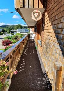 un edificio con un signo cardíaco en el costado. en Ferienwohnung Hitz, en Hinterzarten