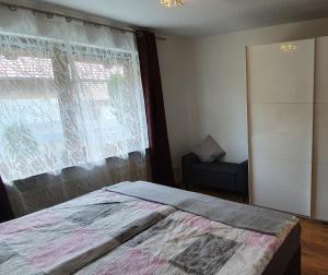 1 dormitorio con cama y ventana en Ferienwohnung Hitz, en Hinterzarten