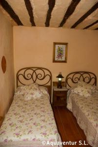 Casa de los piragüistas tesisinde bir odada yatak veya yataklar