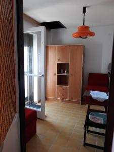 Habitación con cocina con nevera y mesa. en Retrovilla, en Balatonkenese