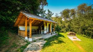 a small cabin in the middle of a yard at Casa lu' Ion in Vişeu de Sus