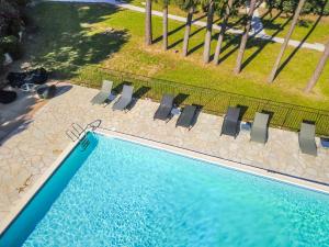 an overhead view of a swimming pool with chairs at Prea Gianca in Bonifacio