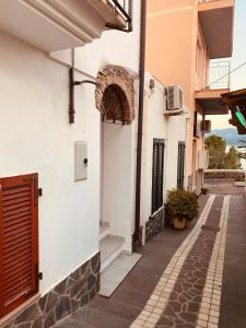 un callejón en un pueblo con un edificio en APPARTAMENTO DEL CAPITANO, en Cala Gonone