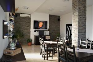 TV a/nebo společenská místnost v ubytování Indeep Club
