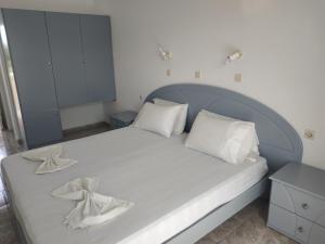 - un lit blanc avec 2 oreillers dans l'établissement Sevoula studios, à Kefalos