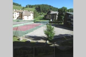 Tennis- og/eða veggtennisaðstaða á Petit studio mansardé 18 m2 avec piscine gratuite eða í nágrenninu