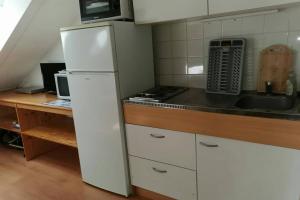 Eldhús eða eldhúskrókur á Petit studio mansardé 18 m2 avec piscine gratuite