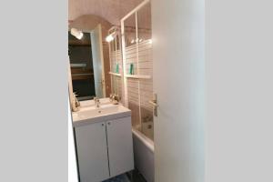 Baðherbergi á Petit studio mansardé 18 m2 avec piscine gratuite