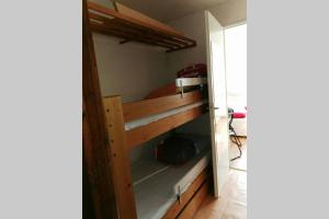 Koja eða kojur í herbergi á Petit studio mansardé 18 m2 avec piscine gratuite