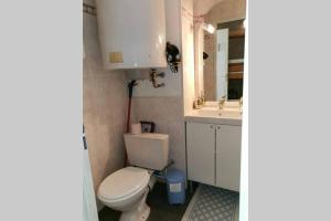Baðherbergi á Petit studio mansardé 18 m2 avec piscine gratuite