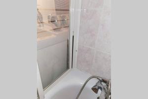 Koupelna v ubytování Petit studio mansardé 18 m2 avec piscine gratuite + 19 fotografií