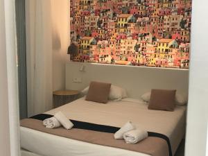 a bed in a room with a large painting on the wall at Prea Gianca in Bonifacio