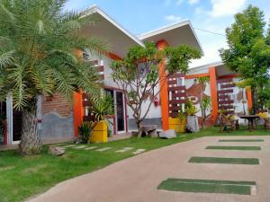 une maison avec des tons orange et blanc dans l'établissement Le Park 23 Boutique Resort, à Roi Et