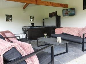 Sala de estar con 2 sofás y mesa en B&B 't Hoogste, en Bornem
