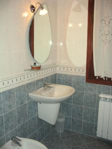 y baño con lavabo, aseo y espejo. en Ca' Turelli, en Venecia