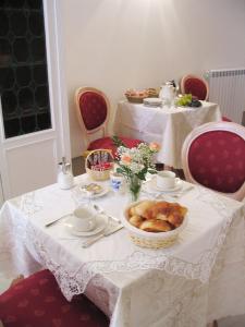 una mesa con un mantel blanco y un tazón de comida en Ca' Turelli, en Venecia