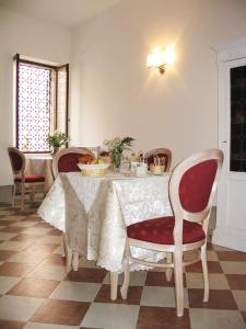 a dining room with a table with chairs and a tableablish at Ca' Turelli in Venice