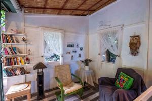 ein Wohnzimmer mit einem Stuhl und einem Tisch in der Unterkunft Portalimo Lodge Hotel - Adult Only +12 in Cıralı