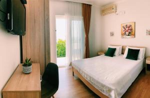 ein Hotelzimmer mit einem Bett und einem Fenster in der Unterkunft Apartments Hollaj in Ulcinj