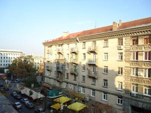 un edificio en una calle de la ciudad con coches delante en Rentday Apartments - Kiev, en Kiev