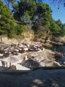 un grupo de sombrillas y sillas en una playa en Apartments Milic-Ulcinj, en Ulcinj