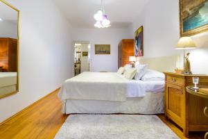 Postel nebo postele na pokoji v ubytování Guest House Flores