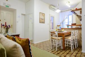 - une cuisine et une salle à manger avec une table et des chaises dans l'établissement Guest House Flores, à Dubrovnik