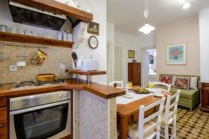 - une cuisine et une salle à manger avec une table et un comptoir dans l'établissement Guest House Flores, à Dubrovnik 37 autres photos