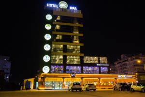 ein Gebäude mit nachts vor ihm geparkt in der Unterkunft Hotel BFC Spa & Sport in Bursa