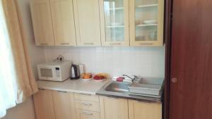 Kuchyňa alebo kuchynka v ubytovaní Apartament z balkonem Lazur 250m od morza