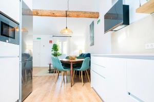 cocina y comedor con mesa y sillas en La casa de la abuela en Olite