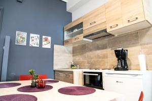 Kuchyň nebo kuchyňský kout v ubytování Volos Port View Apartment