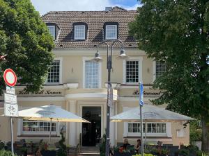 twee paraplu's voor een gebouw bij Hotel Stadt Kamen in Kamen